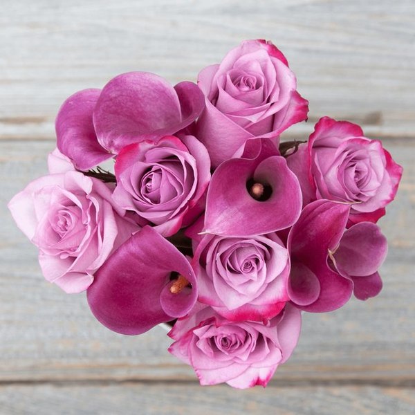 светло-сиреневые розы в букете с каллами